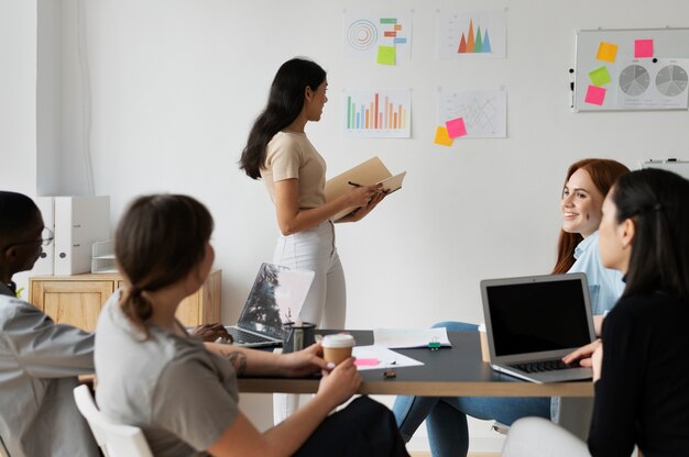 Personas que practican la integración social en el espacio de trabajo.