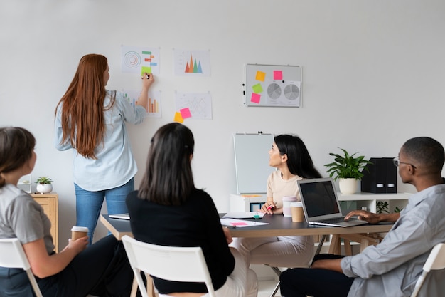 Personas que practican la integración social en el espacio de trabajo.