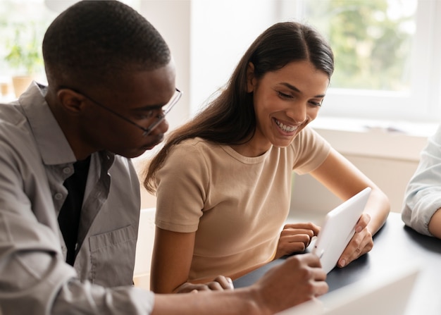 Personas que practican la integración social en el espacio de trabajo.