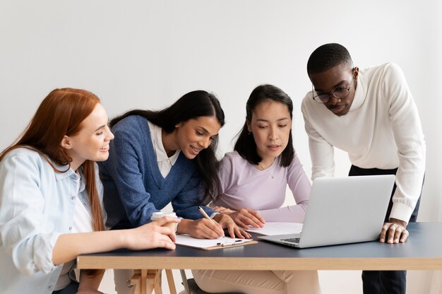 Personas que practican la integración social en el espacio de trabajo.