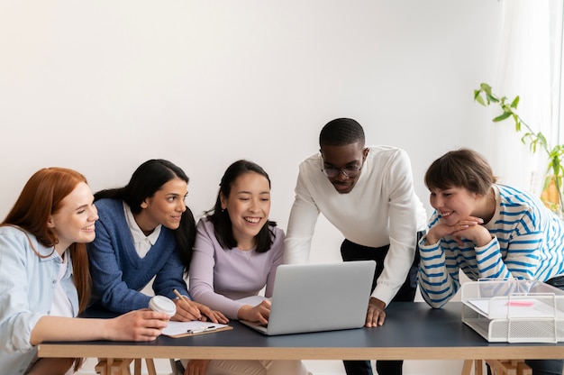 Personas que practican la integración social en el espacio de trabajo.