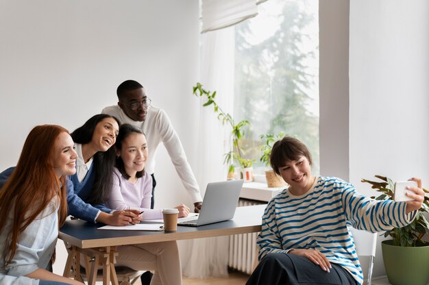 Personas que practican la integración social en el espacio de trabajo.