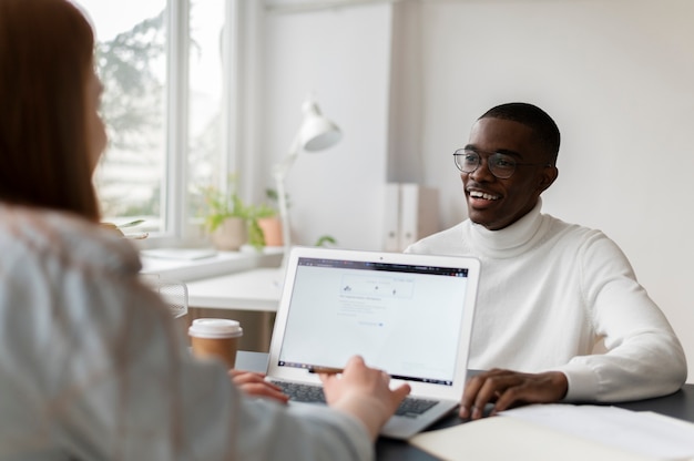 Personas que practican la integración social en el espacio de trabajo.