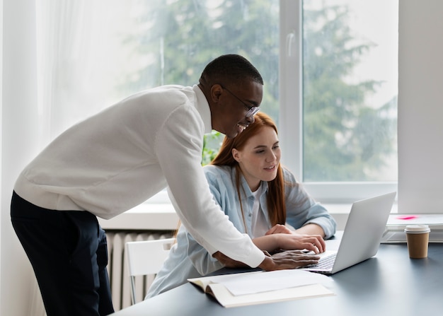 Personas que practican la integración social en el espacio de trabajo.