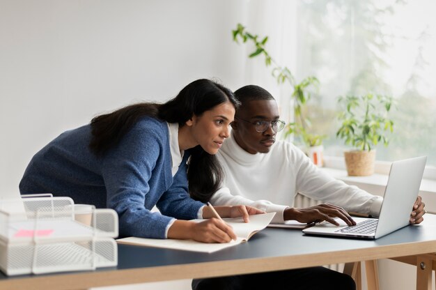 Personas que practican la integración social en el espacio de trabajo.