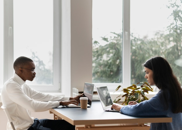 Personas que practican la integración social en el espacio de trabajo.