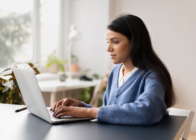 Personas que practican la integración social en el espacio de trabajo.