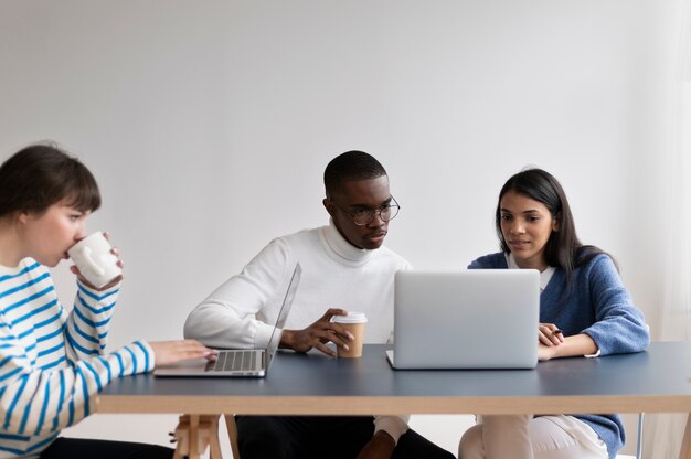 Personas que practican la integración social en el espacio de trabajo.