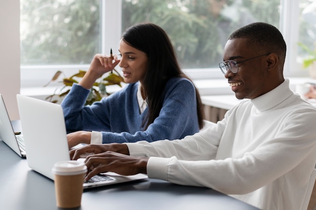 Personas que practican la integración social en el espacio de trabajo.