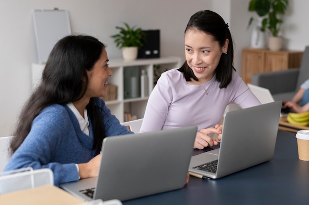 Personas que practican la integración social en el espacio de trabajo.