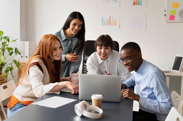 Personas que practican la integración social en el espacio de trabajo.