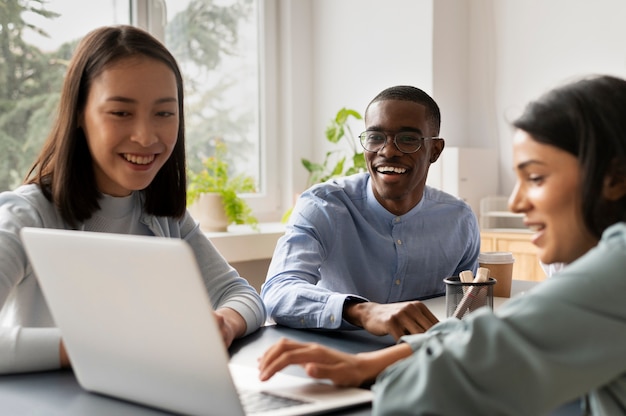 Personas que practican la integración social en el espacio de trabajo.