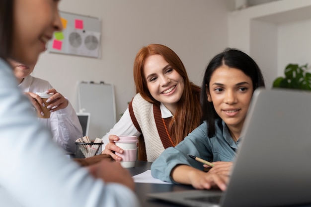 Personas que practican la integración social en el espacio de trabajo.