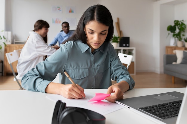 Personas que practican la integración social en el espacio de trabajo.