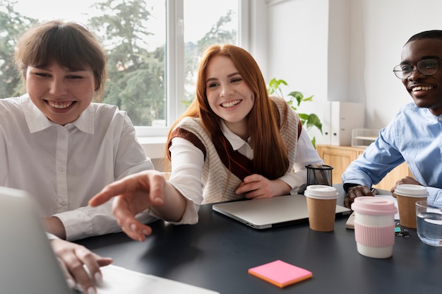 Personas que practican la integración social en el espacio de trabajo.