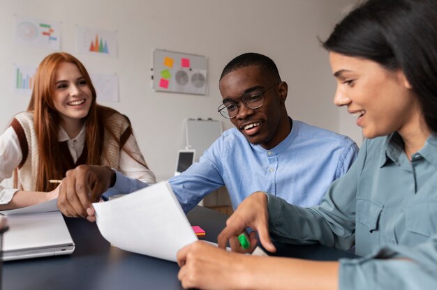 Personas que practican la integración social en el espacio de trabajo.