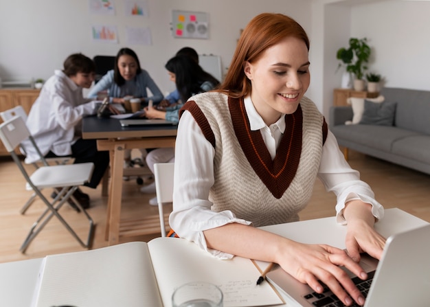 Personas que practican la integración social en el espacio de trabajo.