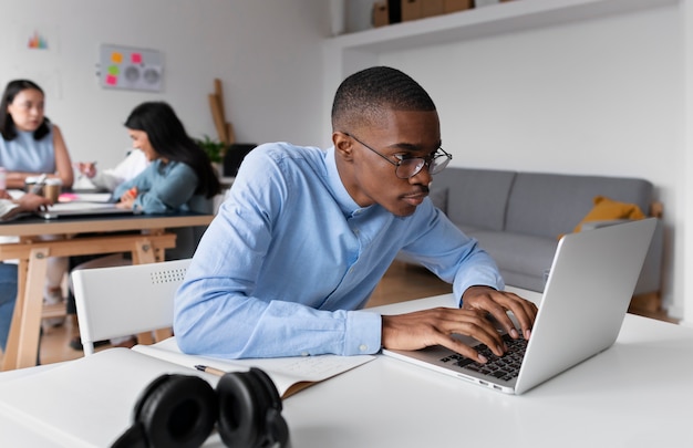 Foto gratuita personas que practican la integración social en el espacio de trabajo.