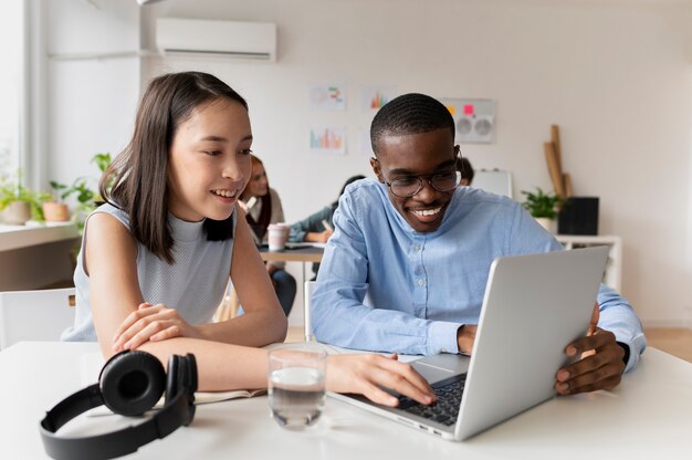 Personas que practican la integración social en el espacio de trabajo.