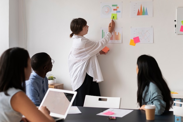 Foto gratuita personas que practican la integración social en el espacio de trabajo.