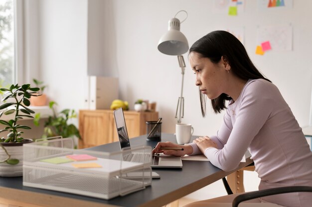 Personas que practican la integración social en el espacio de trabajo.