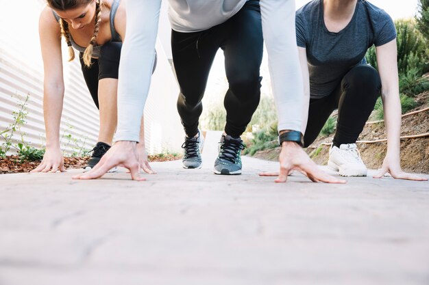 Las personas que se preparan para correr en el pavimento