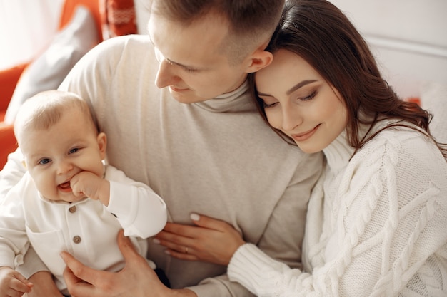 Personas que se preparan para la Navidad. Gente sentada en una cama. La familia está descansando en una sala festiva.