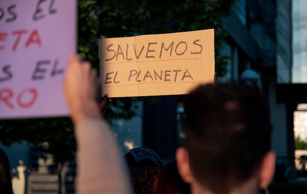 Foto gratuita personas que protestaban con pancartas.