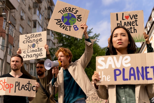 Personas que protestan juntas contra el calentamiento global