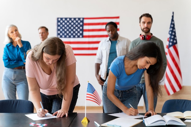 Personas que se registran para votar en los Estados Unidos