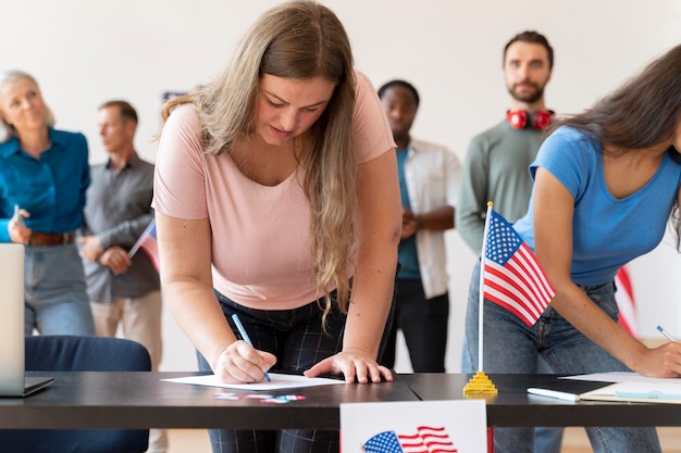 Personas que se registran para votar en los Estados Unidos