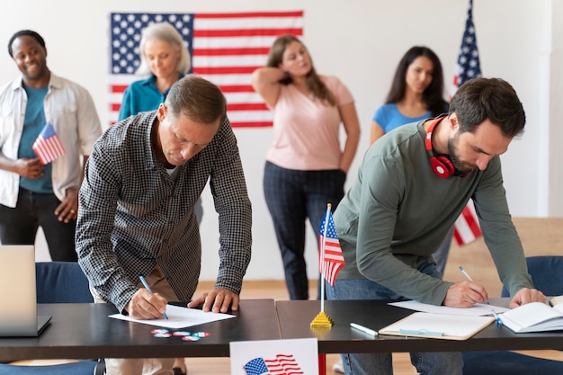 Personas que se registran para votar en los Estados Unidos