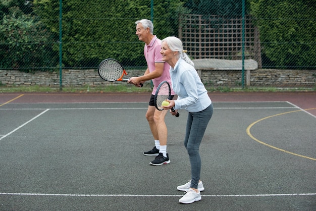 Foto gratuita personas que tienen actividad de jubilación feliz