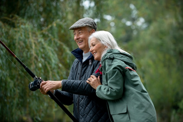 Foto gratuita personas que tienen actividad de jubilación feliz