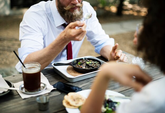 Las personas que tienen comida saludable juntos en el restaurante