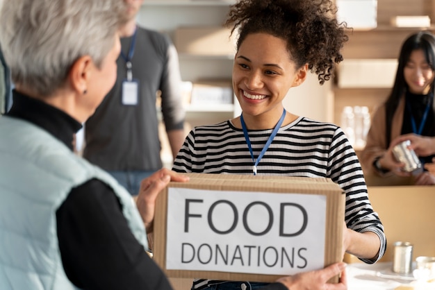 Personas que tienen donaciones de alimentos de cerca