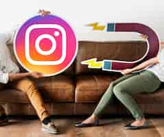 Foto gratuita personas que tienen un ícono de instagram