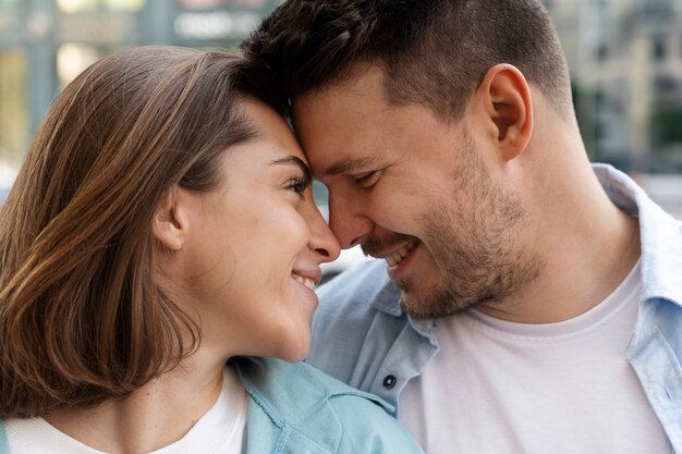 Personas que tienen intimidad en la vista frontal pública