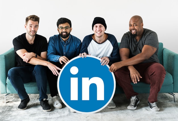 Foto gratuita personas que tienen un logo en linkedin.