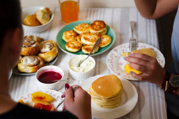 Las personas que tienen panqueques para el desayuno