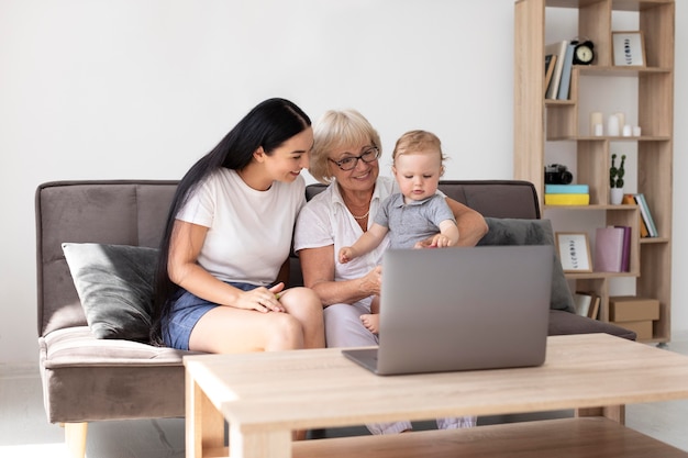 Personas que tienen una videollamada con su familia en casa.