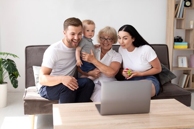 Personas que tienen una videollamada con su familia en casa.