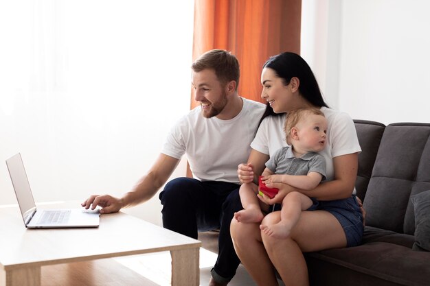 Personas que tienen una videollamada con su familia en casa.