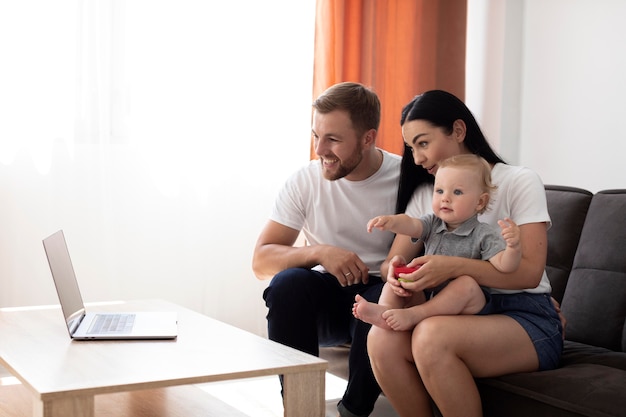 Personas que tienen una videollamada con su familia en casa.