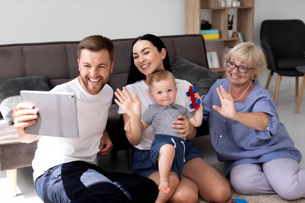 Personas que tienen una videollamada con su familia en casa.