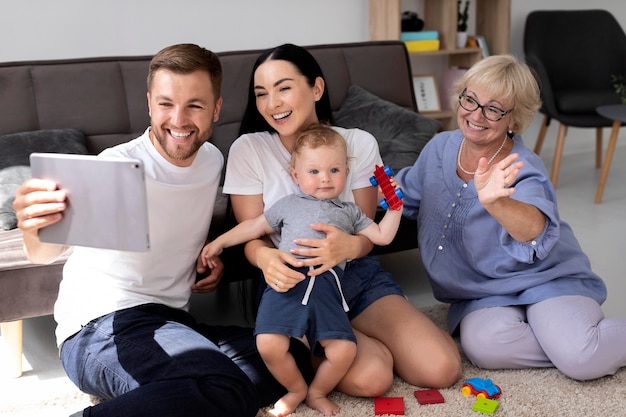 Personas que tienen una videollamada con su familia en casa.