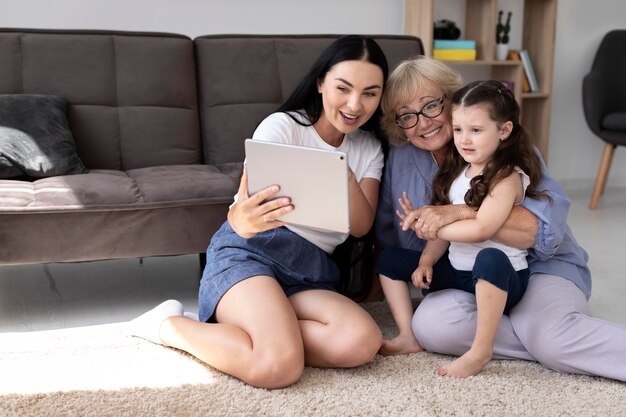 Personas que tienen una videollamada con su familia en casa.