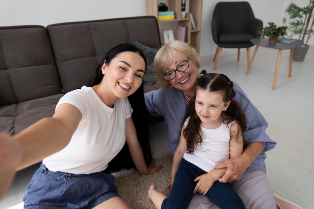 Personas que tienen una videollamada con su familia en casa.