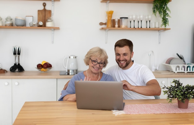 Personas que tienen una videollamada con su familia en casa.