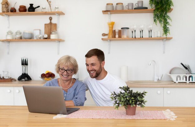 Personas que tienen una videollamada con su familia en casa.